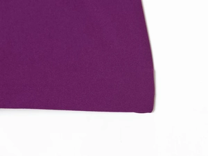 Vue macro du tissu de la robe mini violet foncé montrant la texture et la finition