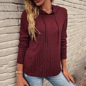 Dettaglio felpa con cappuccio in maglia a trecce rosso scuro con coulisse e texture
