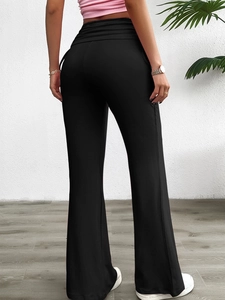 Détail arrière du pantalon noir à taille haute montrant la coupe et la texture du tissu