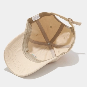 Berretto da baseball in cotone beige con ricamo avocado e fibbia in metallo regolabile