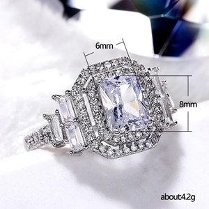 Anello lussuoso in argento con zircone taglio cushion 6x8mm e doppia cornice pavé