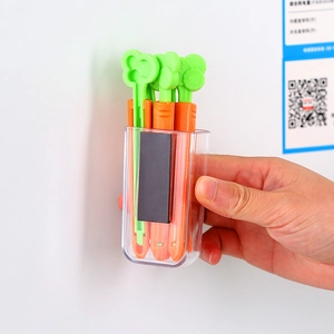 Boîte de rangement magnétique avec pinces carottes sur une surface de réfrigérateur