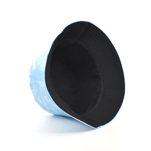 Bob réversible en coton avec motif tie-dye bleu clair et intérieur noir pour soleil