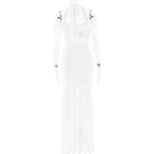 Vue détaillée de la robe dos nu blanche à licou montrant les fronces et la fente haute
