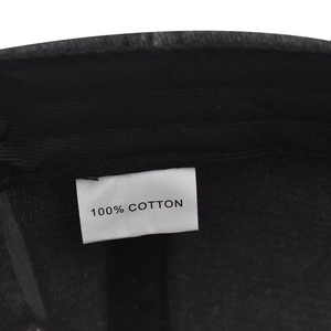 Gros plan sur l'étiquette de lavage intérieure indiquant 100% coton pour casquette