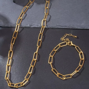 Minimalistisches Set aus Halskette und Armband in Gold aus Edelstahl mit Büroklammer-Design