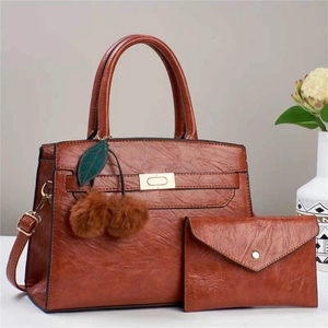 Braune Vintage Kunstleder Tragetasche mit Kirsch-Pompon und passender Briefumschlag-Tasche
