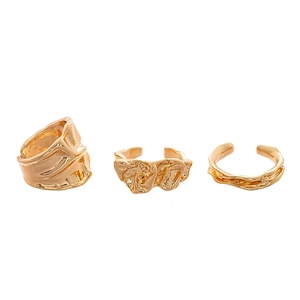 Ensemble de 3 bagues dorées à texture froissée irrégulière et design goutte d'eau moderne