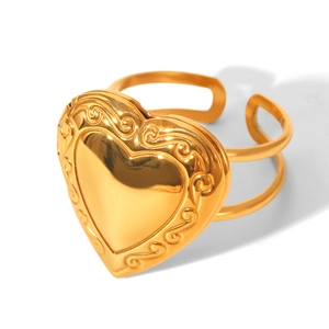 Dettaglio dell'anello a cuore in acciaio inossidabile 18K con eleganti motivi a rilievo