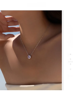 Gros plan du collier en argent s925 avec pendentif en pierre violette et halo brillant