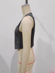 Détail d'un gilet de costume gris foncé avec une poche passepoilée double sur le côté