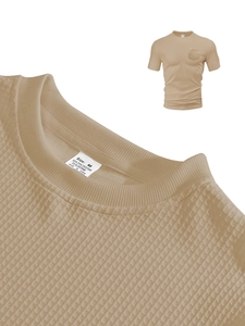 Dettaglio della trama a nido d'ape kaki e taschino sul petto della t-shirt da uomo