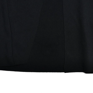 Nahaufnahme der schwarzen Stofftextur und der hochwertigen Naht an diesem eleganten Kleid