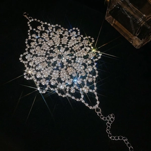Funkelndes florales Strass-Armband und Handkette für elegante Damen in Silber
