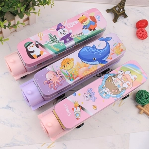 Vue détaillée de trousses à crayons double couche en métal en forme de petit train