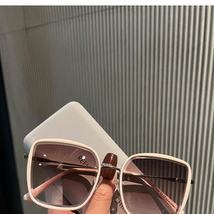 Vue détaillée des lunettes de soleil carrées beige YZ3022 avec gravure sur la branche