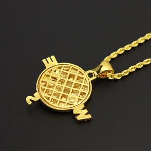 Pendentif boussole hip hop doré avec maille évidée et chaîne torsadée sur fond noir