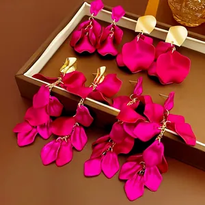 Boucles d'oreilles pétales rouge rose élégantes avec pompons dorés et fini mat