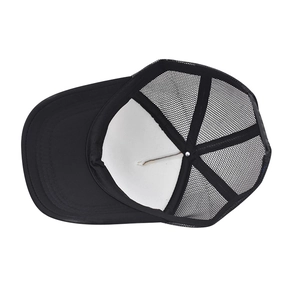 Estructura interna de la gorra trucker de malla negra que muestra el forro y las costuras