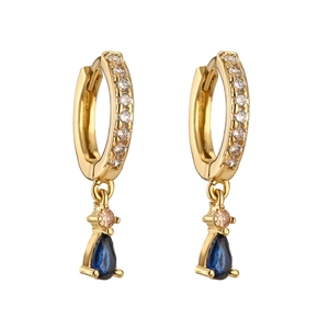 Boucles d'oreilles dorées avec diamants pavés et cristal bleu en forme de goutte