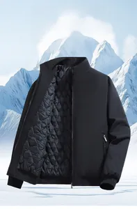 Detail van winterjas met ruitvormige thermische voering en opstaande kraag voor heren
