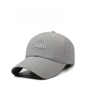 Detailansicht der grauen Baseballkappe mit hochwertiger weißer FARD-Stickerei