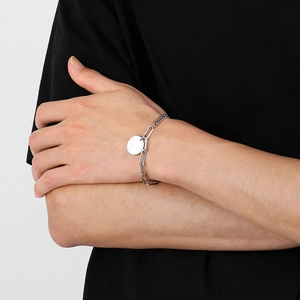 Gros plan d'un bracelet en acier titane argenté avec un design à double chaîne