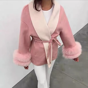 Cappotto corto in lana rosa con polsini in pelliccia, revers crema e cintura in vita