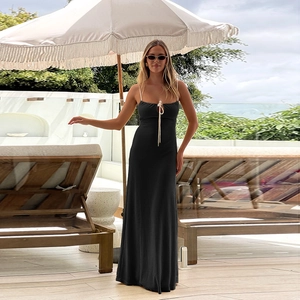 Détail de la maille côtelée noire sur une robe longue de vacances avec lacets au buste