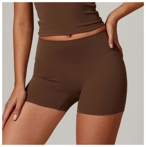 Dettaglio dei pantaloncini yoga marroni a vita alta con trama opaca e controllo addominale