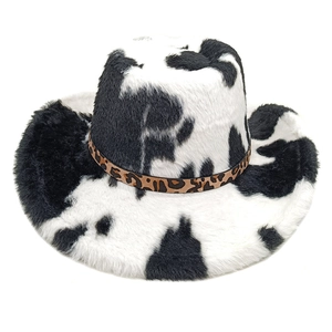 Détail d'un chapeau de cowboy en peluche avec motif vache et ruban léopard élégant