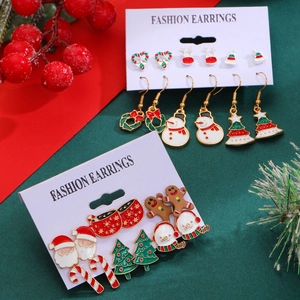 Detail eines Weihnachts-Ohrring-Sets mit Weihnachtsmann und Rentier auf einer Motivkarte
