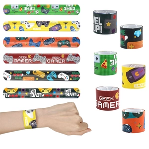 Lot de six bracelets à claquer colorés sur le thème du jeu avec manettes et icônes