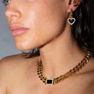 Collana a catena dorata con ciondolo nero e orecchini a cuore coordinati