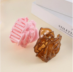 Gros plan détaillé de pinces à cheveux roses en résine 3D rose et ambre à texture pétale