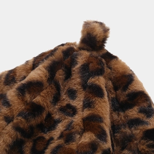 Détail du béret imprimé léopard en fausse fourrure épaisse avec décoration sur le dessus
