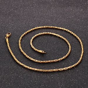 Vue détaillée de dessus du collier maille serpent en acier inoxydable doré sur fond noir