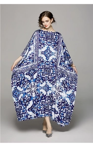 Détail de l'imprimé floral bleu et blanc méditerranéen sur robe kaftan ample
