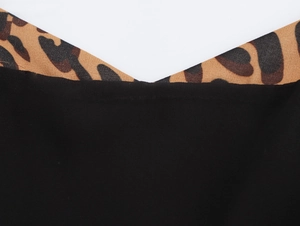 Détail du col carré avec bordure imprimé léopard sur une robe noire élégante