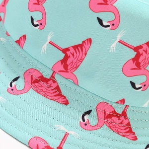 Détail du chapeau bob vert menthe à motif flamant rose avec des coutures renforcées