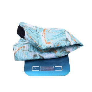 Détail du chapeau bob léger à imprimé marbre pesant environ 58g sur une balance