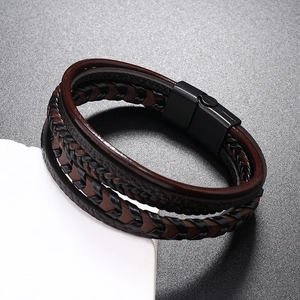 Détail du bracelet multi-rangs en cuir tressé pour homme avec fermoir magnétique noir