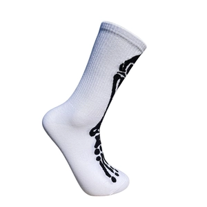 Détail d'une chaussette en coton blanc avec motif squelette noir et bordure côtelée