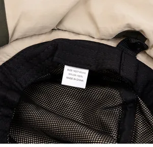 Détail de l'étiquette d'entretien et doublure en maille respirante du chapeau de soleil
