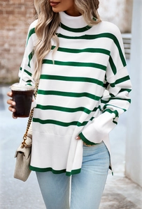 Detailansicht weiß-grün gestreifter Oversize-Rollkragenpullover mit Seitenschlitzen