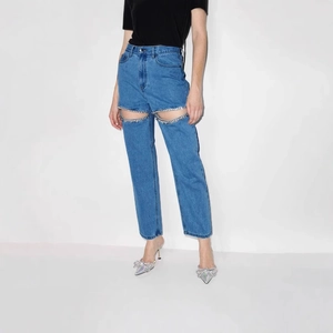 Jean bleu à taille haute avec découpes ornées de strass sur les cuisses