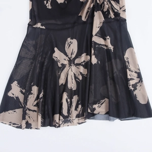 Robe moulante en tulle sexy avec imprimé floral noir et beige et ourlet plissé