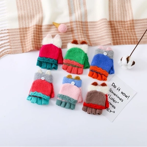 Détail de gants tricotés colorés pour enfants avec rabat et motifs d'oreilles d'animaux