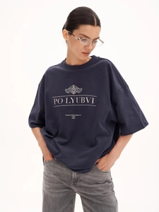 Detail shot of the navy blue oversized cotton T-shirt with PO LYUBVI graphic print