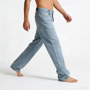 Vue latérale d'un jean bleu clair à jambe large pour homme montrant la coupe fluide